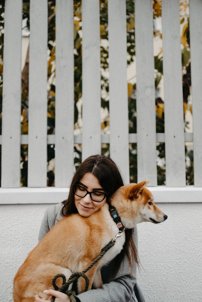 Dueño y perro con estilo a juego paseando por la ciudad