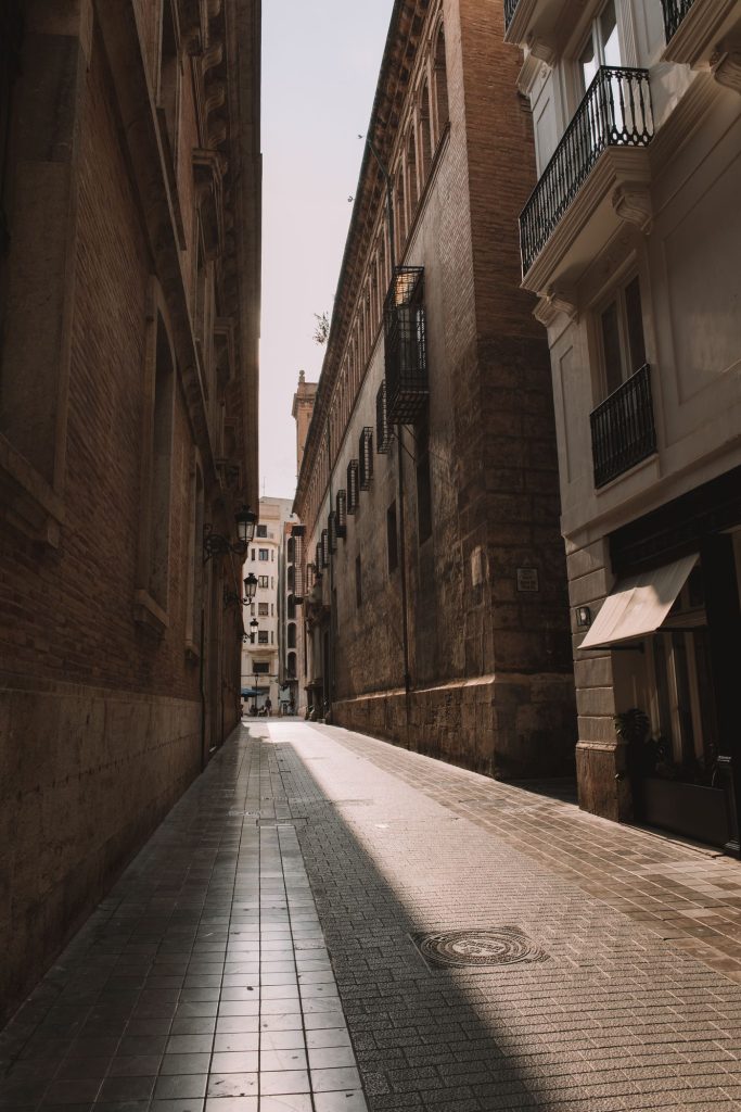 Calle del centro de Valencia con terrazas y gente paseando